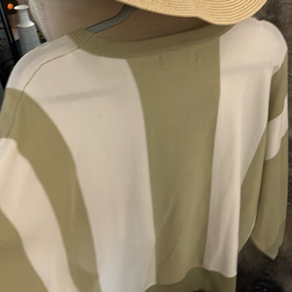 Magaschoni size L NWOT: sage green block sweater, scoop neck with batwing arms - Picture 12 of 12